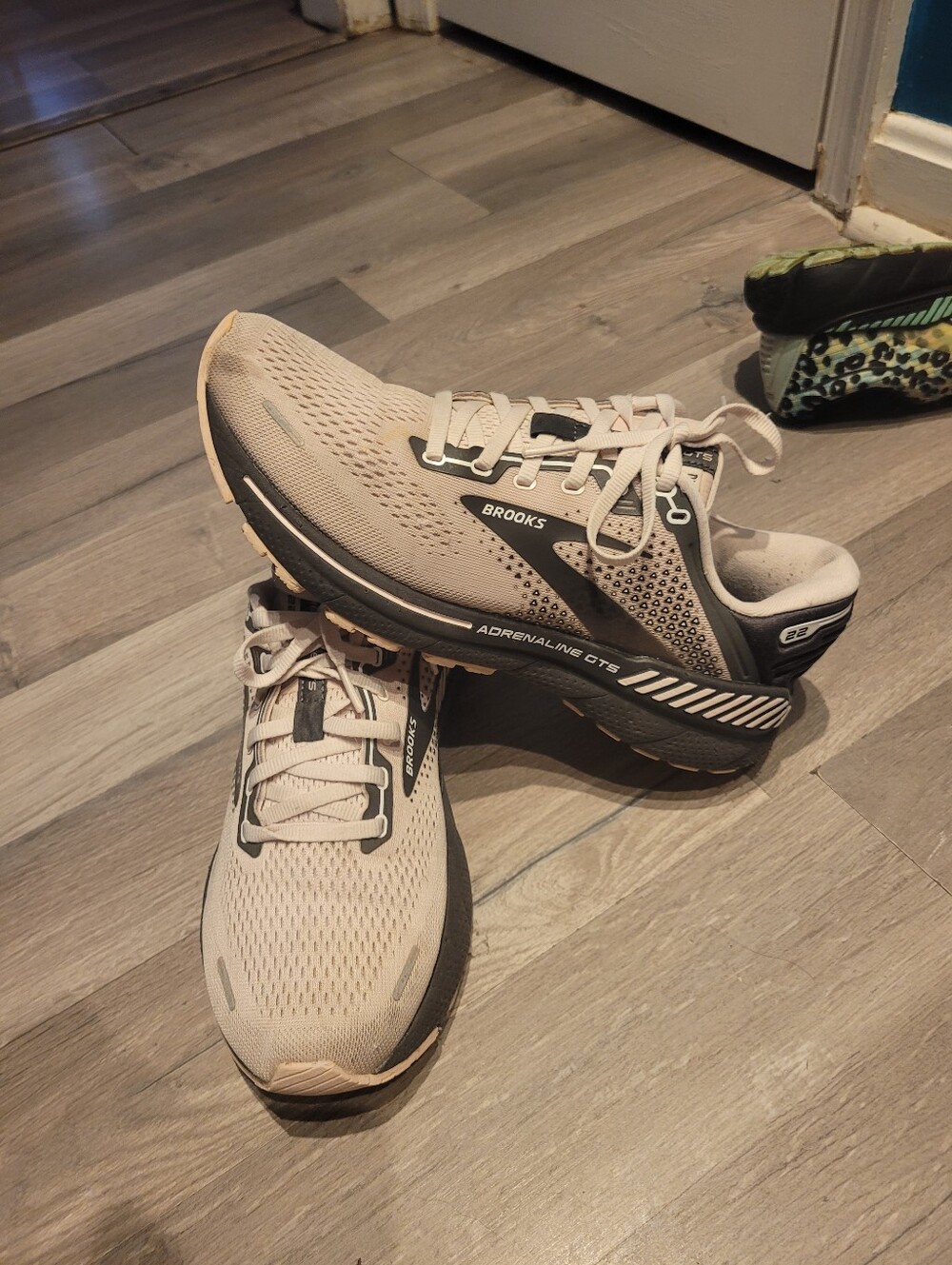 Brooks Adrenaline GTS 22 Running Shoes - Light Beige/Gray Size 10 Women